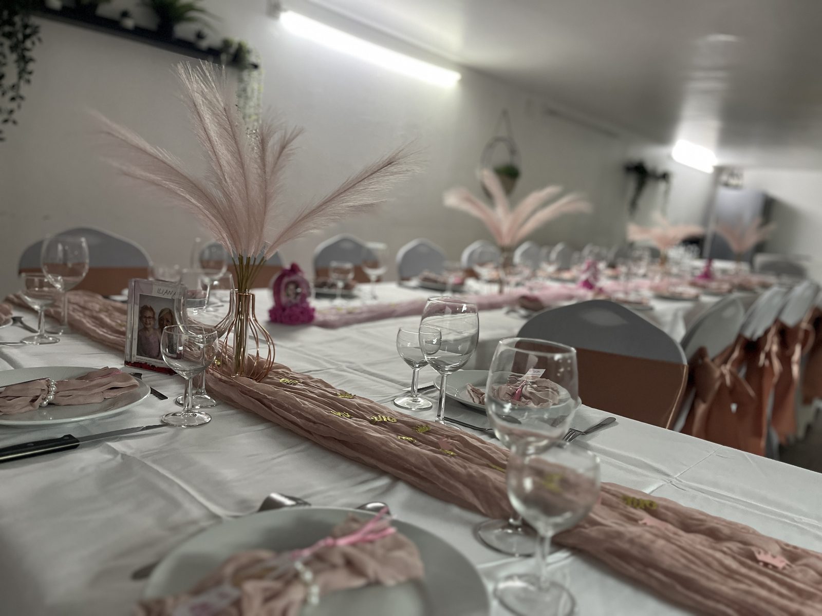 Une salle Team Square dressée pour une réception de communion